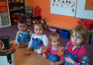 Dzieci z grupy 9 piją sok marchewkowy.